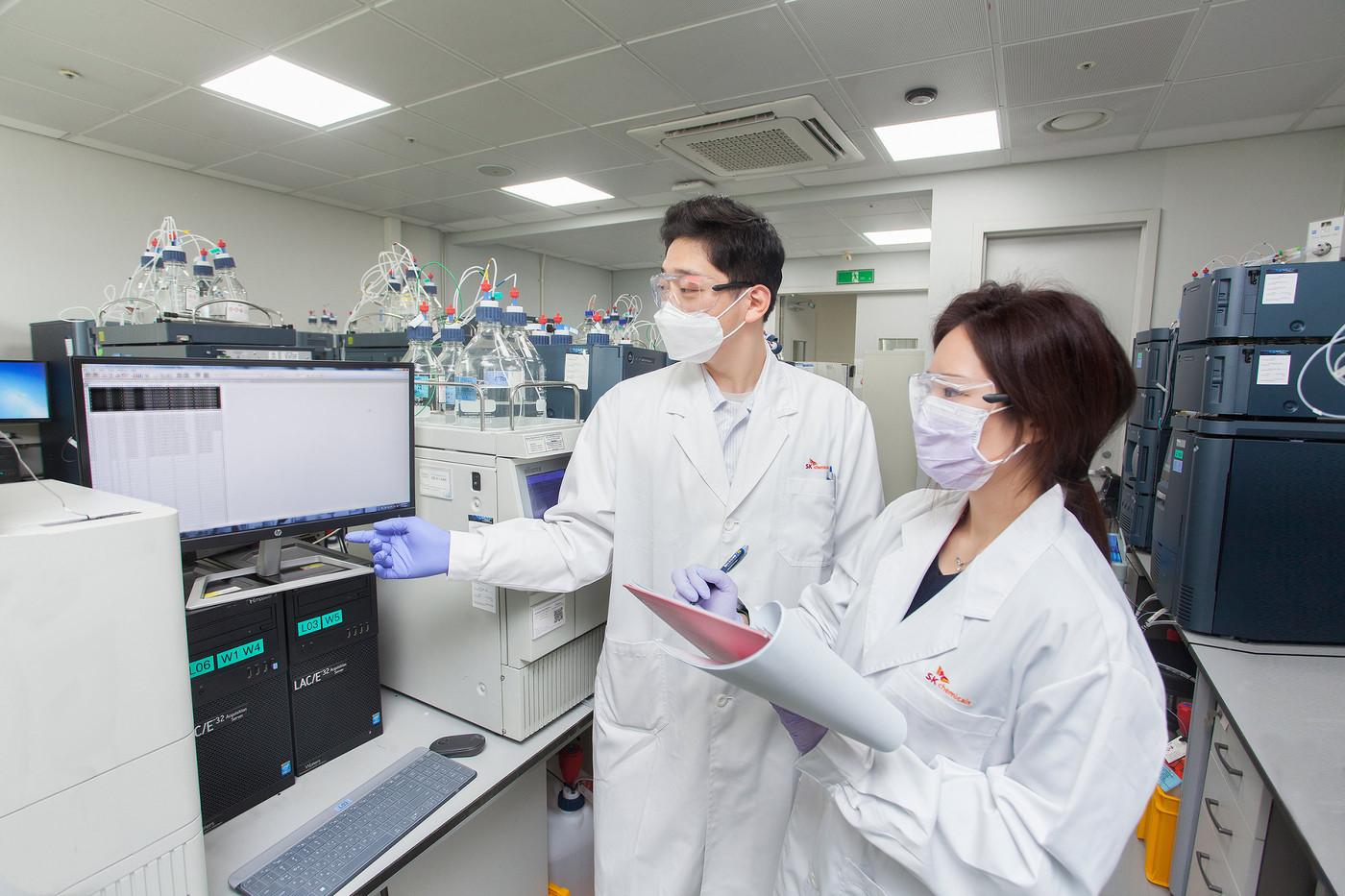 SK케미칼 연구진이 오픈이노베이션을 통해 도출한 신약 연구를 하고 있다.(SK케미칼 제공)/뉴스1