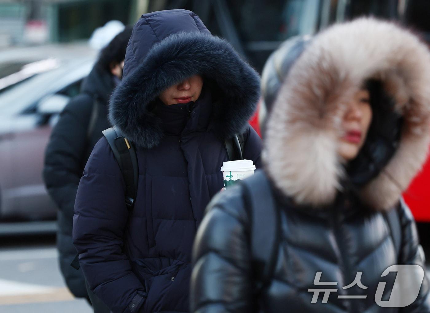 본문 이미지 - 올겨울 첫 한파경보가 발령된 지난 26일 오전 서울 종로구 광화문네거리에서 시민들이 두꺼운 외투를 입고 발걸음을 옮기고 있다. 2025.12.26/뉴스1 ⓒ News1 김민지 기자