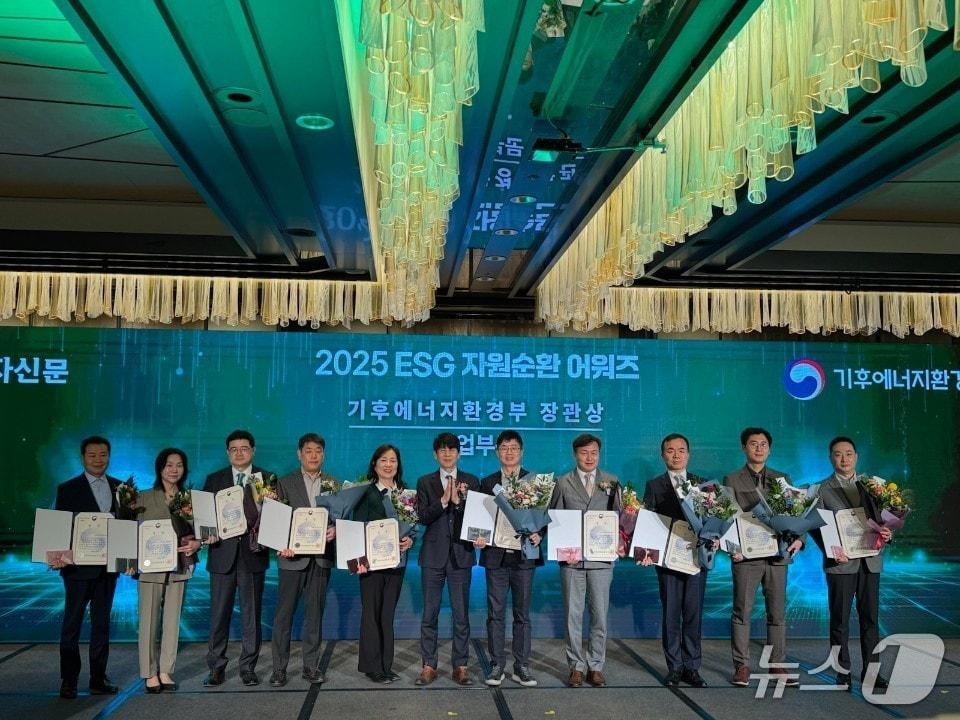 본문 이미지 - KAI가 ESG 자원순환 어워즈 기후에너지환경부 장관상을 수상한 모습(한국항공우주산업 제공)
