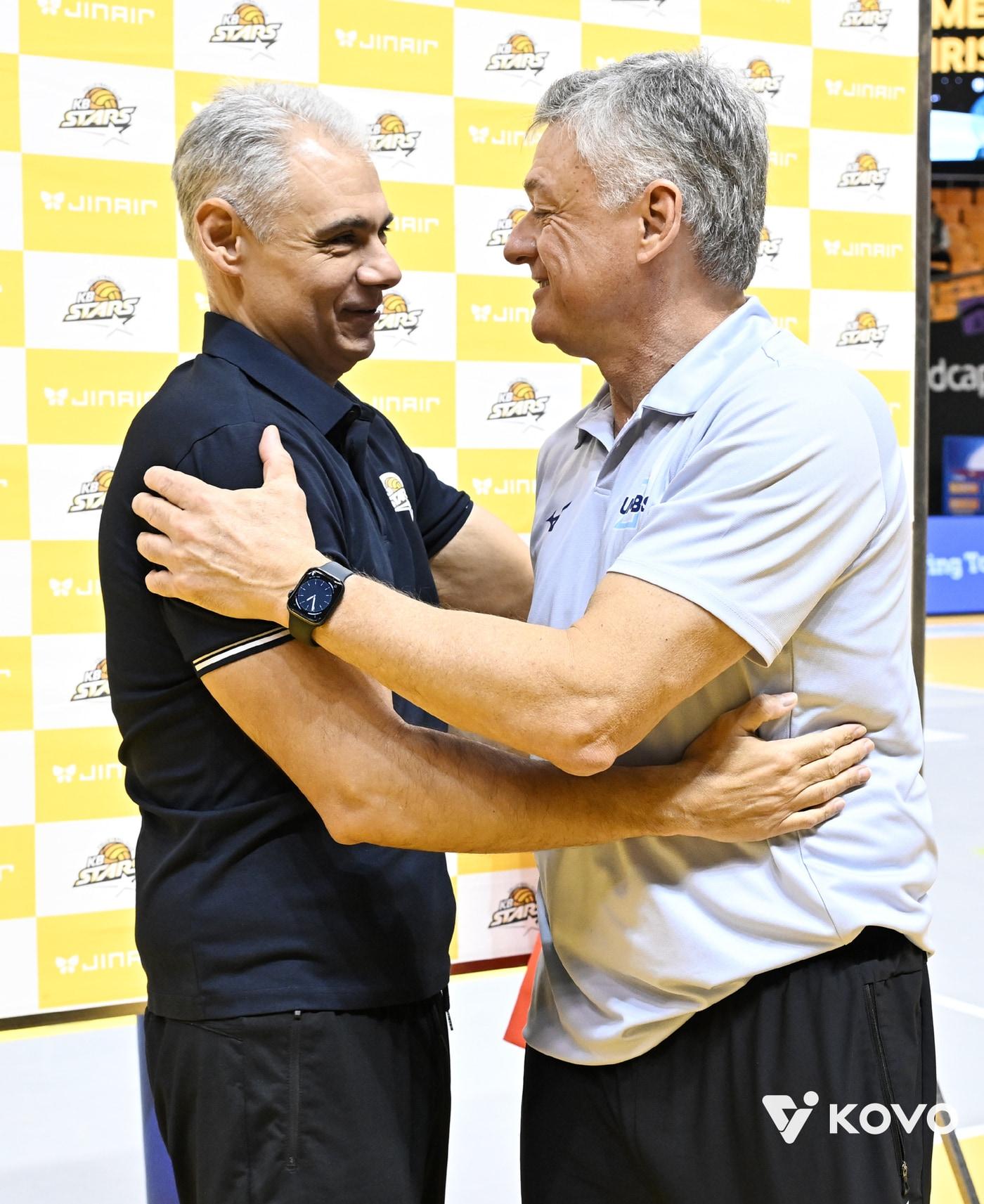 본문 이미지 -  레오날도 카르발류 KB 감독(왼쪽)과 헤난 달 조토 대한항공 감독(KOVO제공)