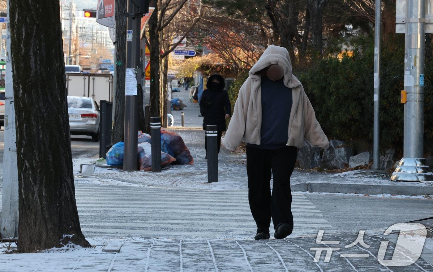 눈이 내려 영하권 추위를 기록한 26일 광주 북구 오치동에서 시민들이 두꺼운 옷차림을 한 채 빙판길을 조심히 걷고 있다. 2025.12.26/뉴스1 ⓒ News1 박지현 기자