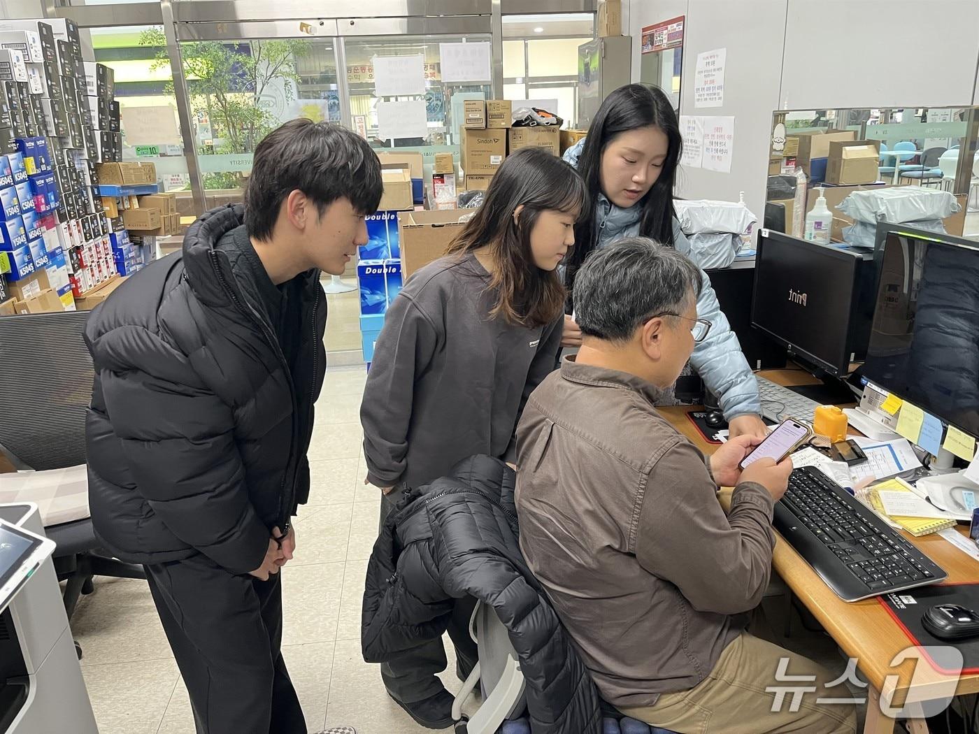 본문 이미지 - 국립군산대 학생들이 지역 소상공인들의 디지털 격차 해소를 위해 나선다.(군산대 제공. 재판매 및 DB금지)