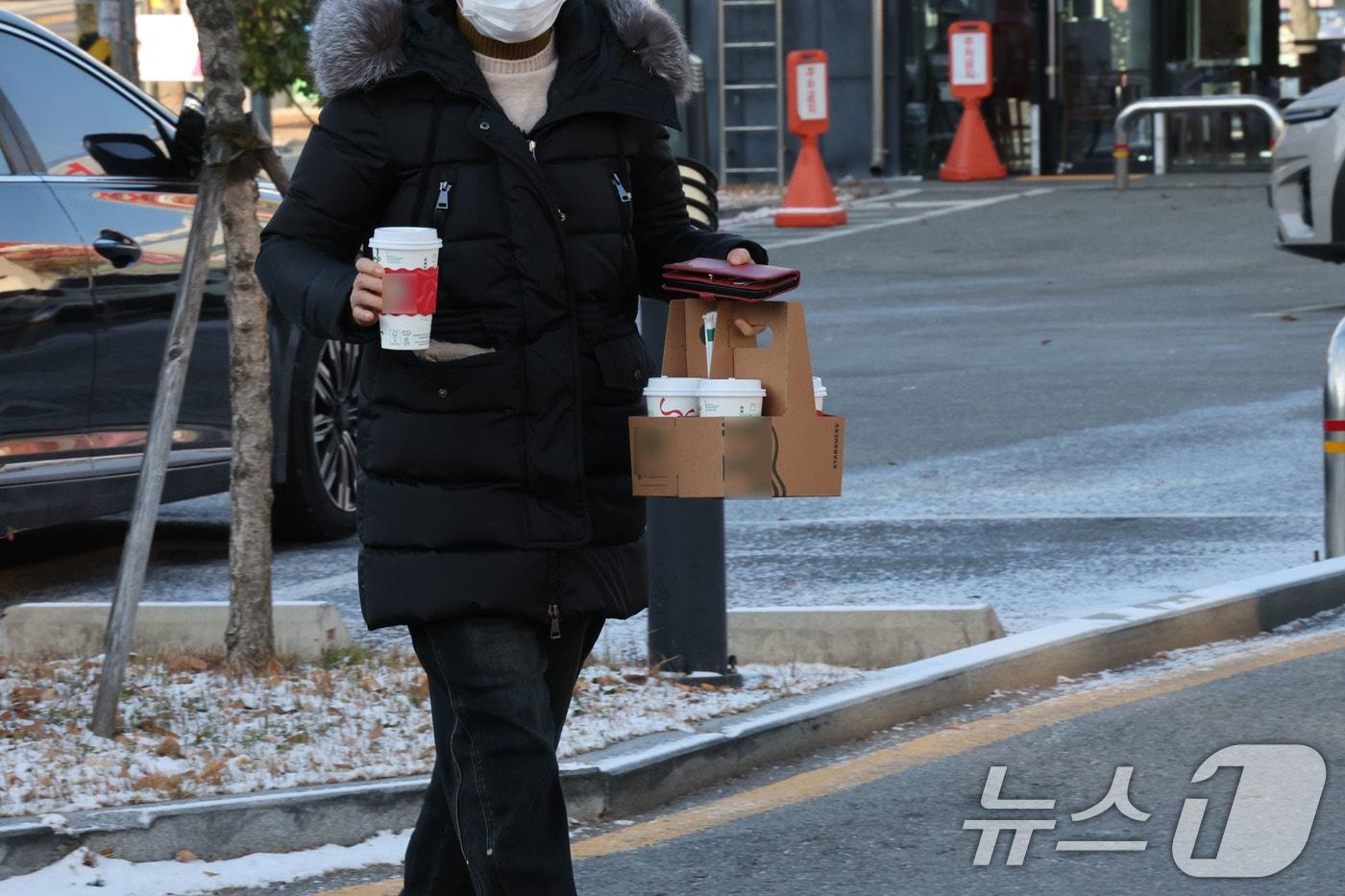 영하권 추위를 기록한 26일 광주 북구 오치동에서 시민들이 따뜻한 커피를 든 채 지나가고 있다. ⓒ News1 박지현 기자
