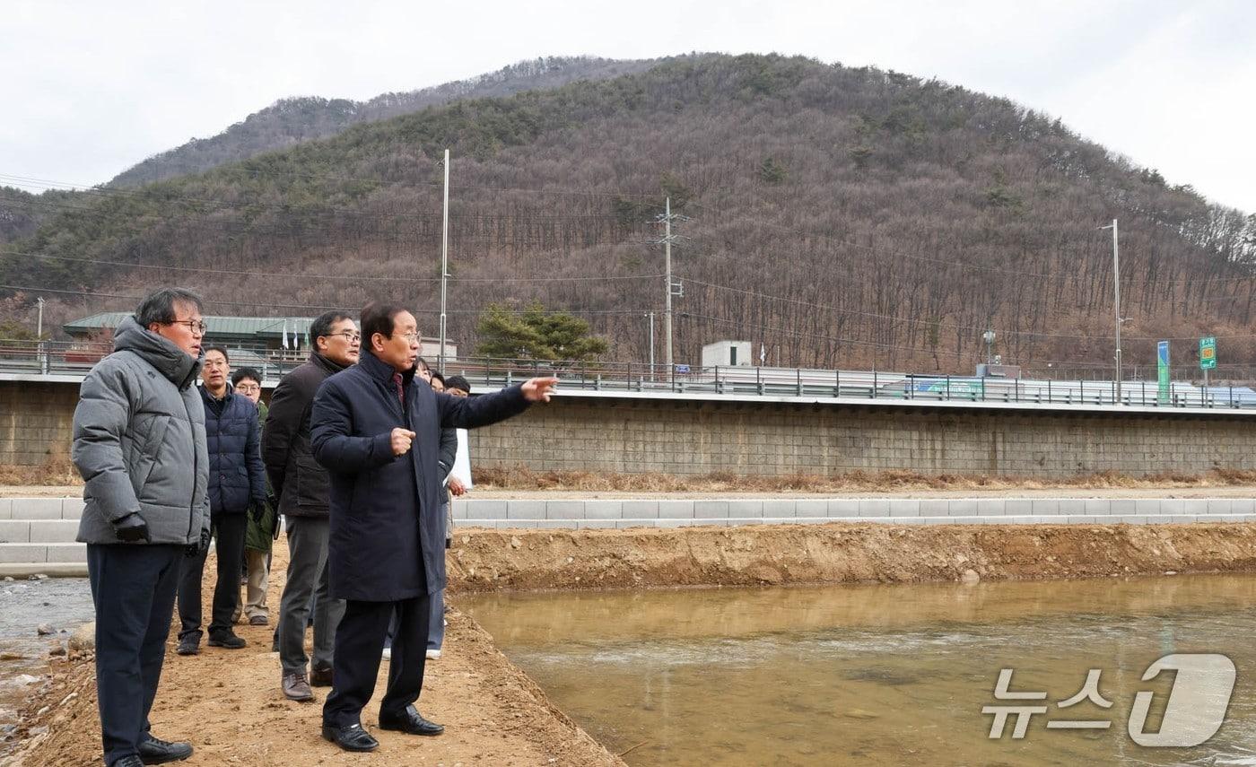  김문근 단양군수가 첫 겨울놀이 축제 현장을 점검했다.(제천시 제공. 재판매 및 DB금지)/뉴스1