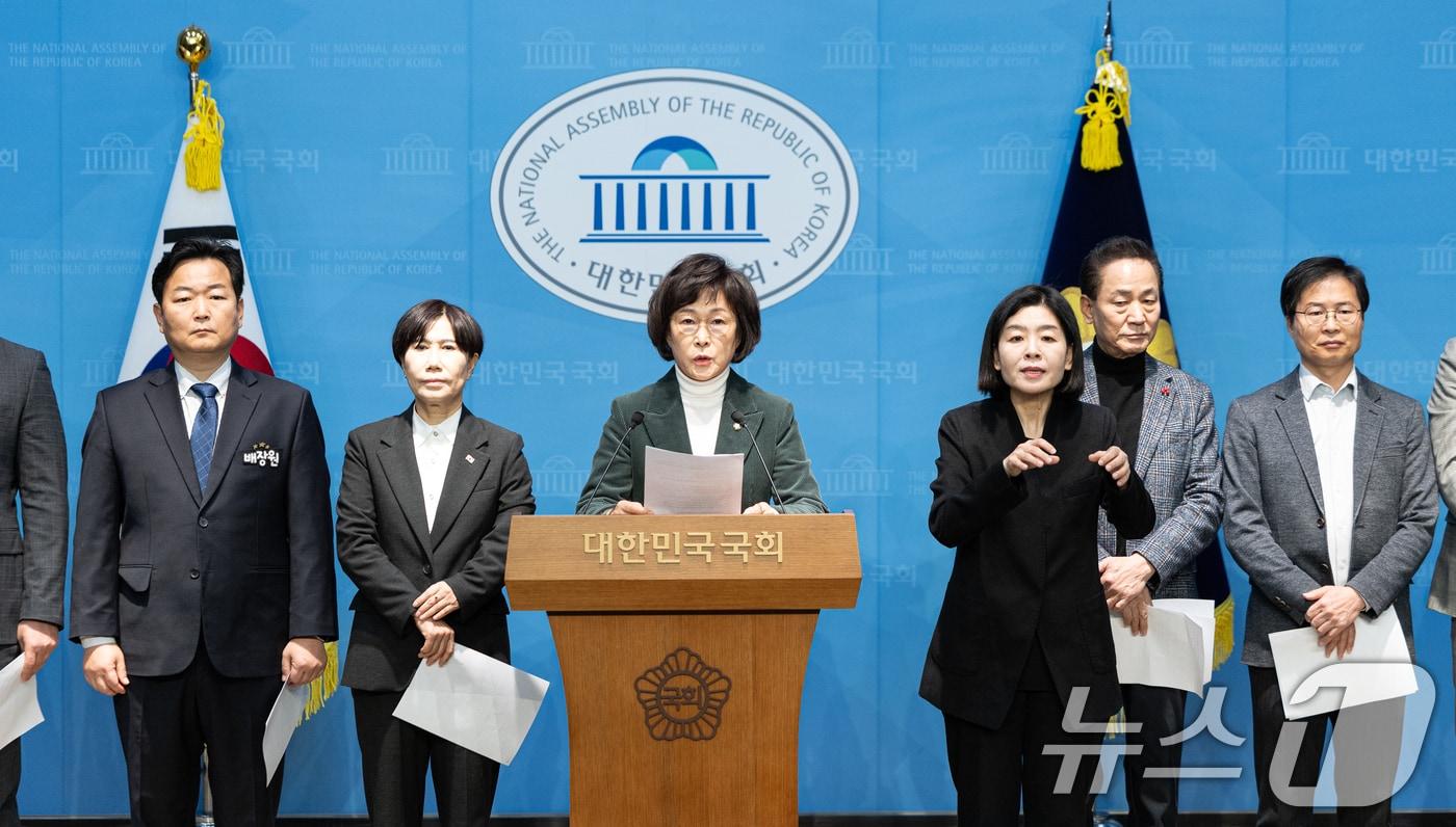 오세희 더불어민주당 의원이 26일 서울 여의도 국회 소통관에서 열린 쿠팡 사태에 따른 입점 소상공인 피해 대책 촉구 기자회견에서 발언하고 있다. 2025.12.26/뉴스1 ⓒ News1 이승배 기자