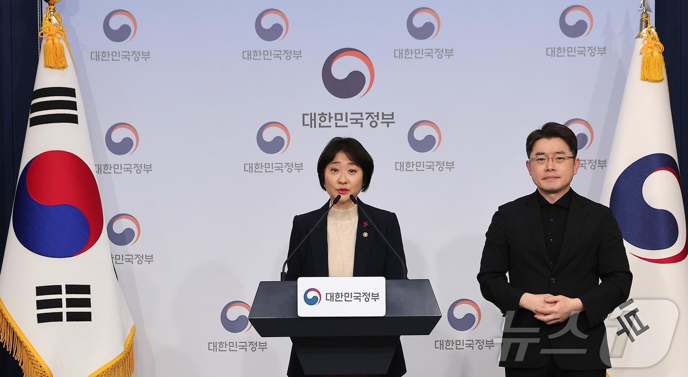 이스란 보건복지부 1차관이 26일 서울 종로구 정부서울청사에서 제3차 아동정책 기본계획 관련 브리핑을 하고 있다. 2025.12.26/뉴스1 ⓒ News1 김성진 기자