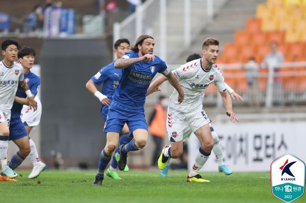 본문 이미지 - 수원삼성과 수원FC의 '수원 더비'가 2026년에는 K리그2 무대에서 펼쳐진다. 두 팀이 2부리그에서 겨루는 것은 처음이다. (한국프로축구연맹 제공)