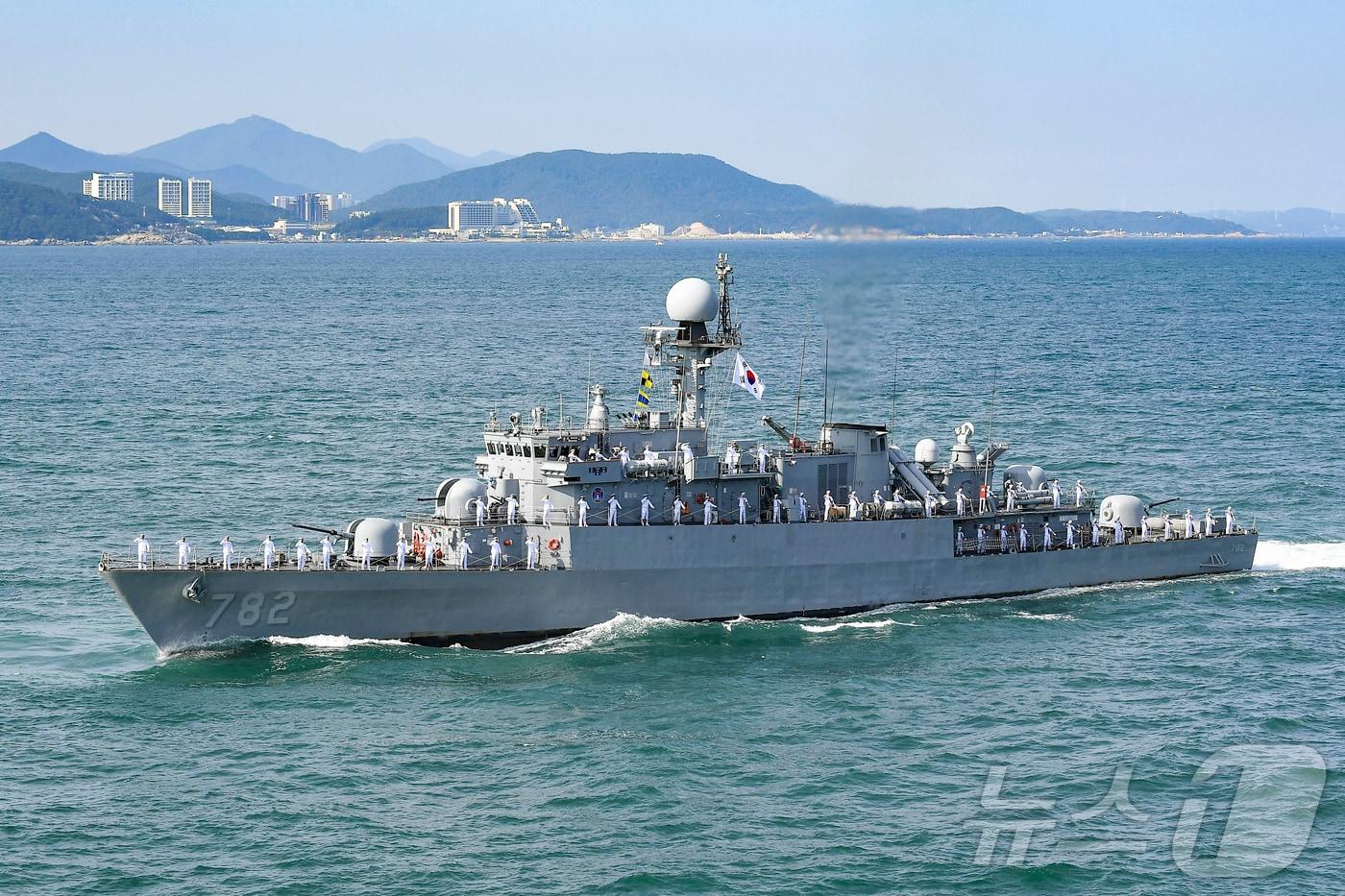해군은 26일 진해 군항에서 국산 초계함 광명함(PCC, 1,000톤급)의 전역식을 개최한다고 밝혔다. 포항급 22번째 초계함인 광명함은 지난 36년간 대한민국 해양수호 임무를 완수하고 12월 31일 전역한다. 사진은 2025년 대한민국해군 관함식 해상사열에 참가한 광명함의 모습. (해군 제공. 재판매 및 DB 금지) 2025.12.26/뉴스1