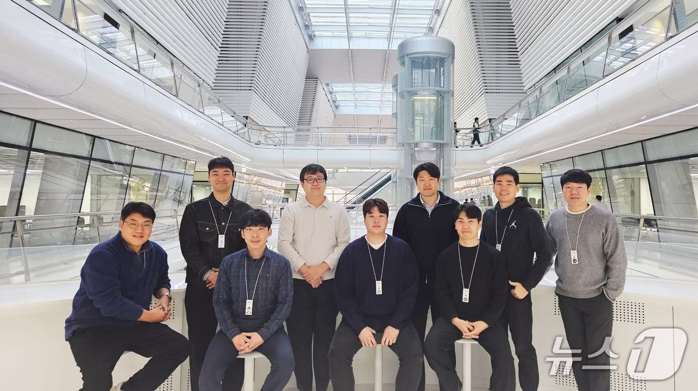 한국앤컴퍼니그룹의 사내 임직원 대상 시상식인 '2025 한국앤컴퍼니 프로액티브 어워드'에서 상을 받은 개인과 단체 모습(한국앤컴퍼니그룹 제공). 2025.12.26.