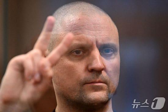 본문 이미지 - 테러 정당화 혐의로 구금된 러시아 극좌 정치 활동가 세르게이 우달초프가 2024년 1월 12일 모스크바 바스만니 지방법원에서 구금 심리를 위해 출석했다. 2024.1.12 ⓒ AFP=뉴스1 ⓒ News1 김경 기자