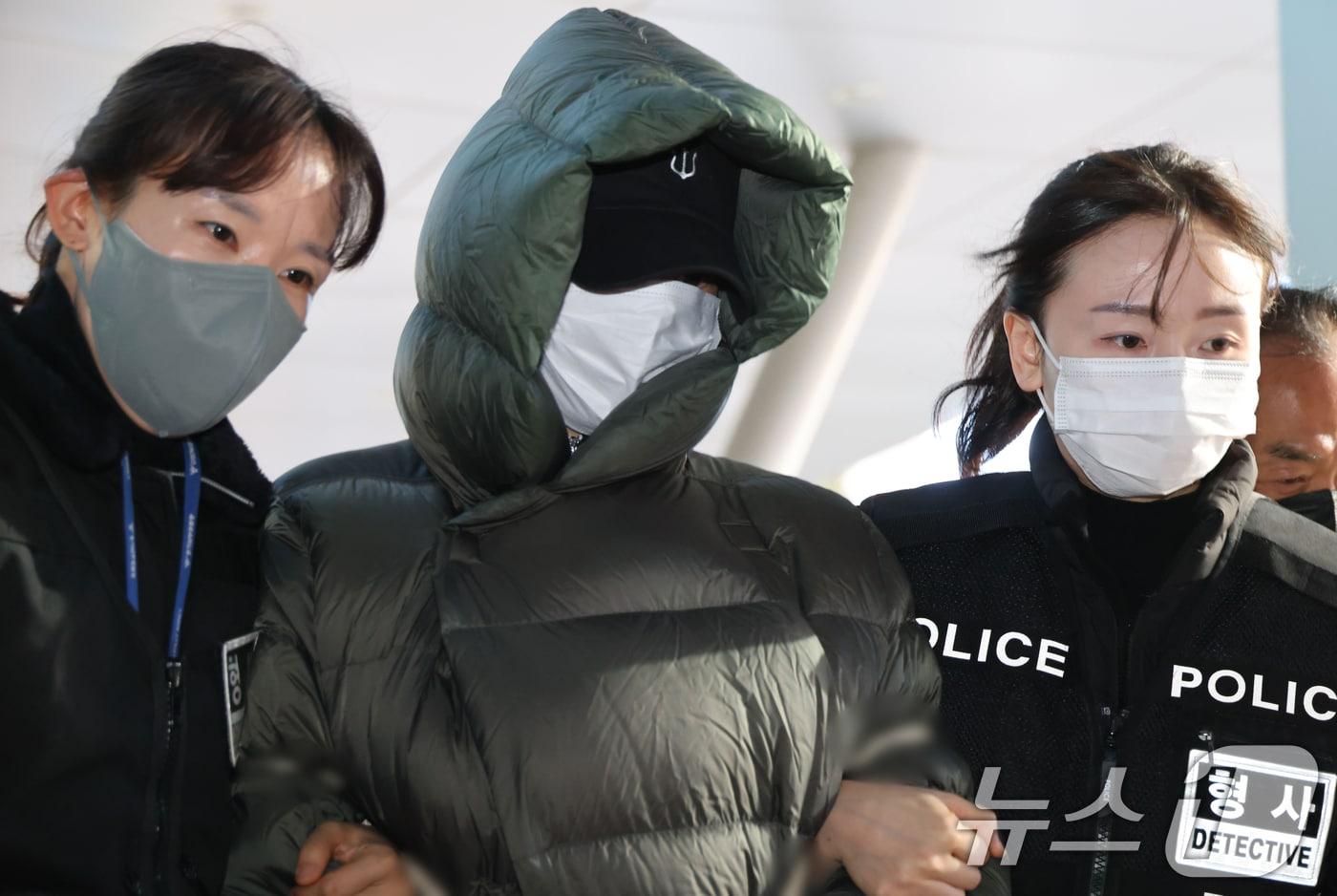 마약 혐의로 경찰 수사 대상에 오른 상황에서 해외로 도피했다가 체포된 남양유업 창업주의 외손녀 황하나 씨가 26일 경기 안양시 동안구 수원지방법원 안양지원에서 열린 구속 전 피의자 심문(영장실질심사)에 출석하고 있다. (공동취재) 2025.12.26/뉴스1 ⓒ News1 김영운 기자