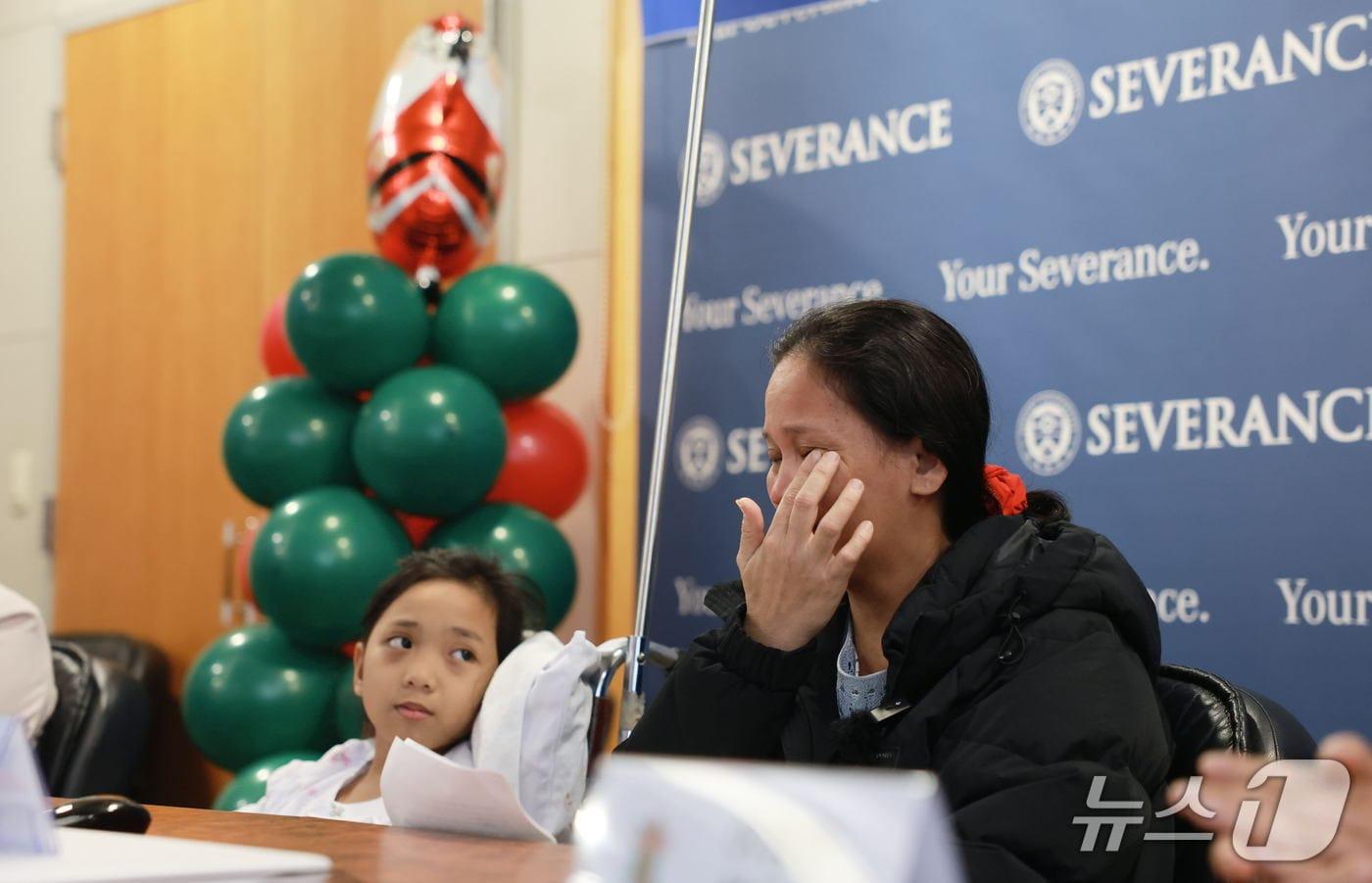 조안나의 어머니가 감사 편지를 읽으며 눈물을 훔치고 있다.(세브란스 제공)