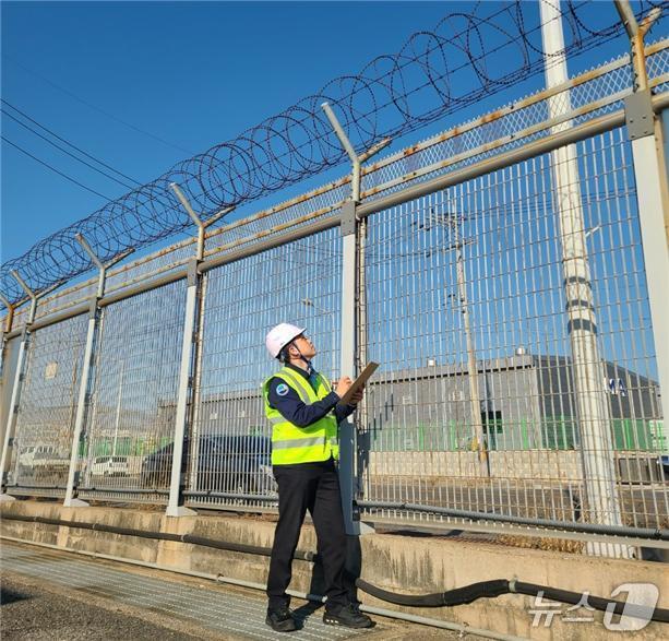 본문 이미지 - 한국해양교통안전공단(KOMSA) 보안심사관이 항만시설의 보안 울타리 상태를 점검 하고 있다.(한국해양교통안전공단 제공)