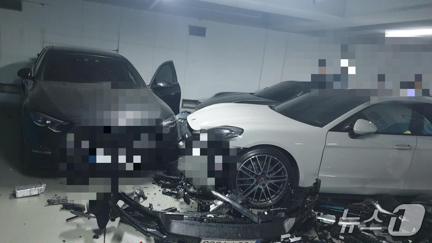 25일 오후 8시 3분쯤 창원시 성산구 용호동의 한 아파트 지하주차장에서 후진 주차를 하던 50대 여성이 주차된 차량 5대를 잇따라 들이받았다. 사진은 사고 현장 모습.(창원소방본부 제공. 재판매 및 DB금지)
