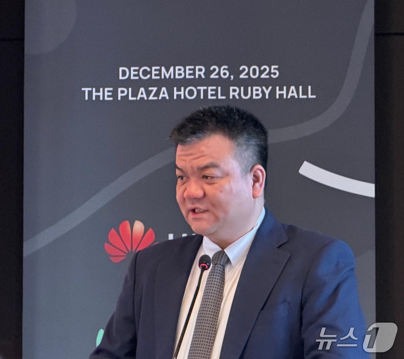 본문 이미지 - 발리안 왕 화웨이 코리아 CEO가 26일 서울 플라자호텔에서 열린 ''화웨이 데이 2025' '에 참석해 연설하고 있다. 2025.12.26/ ⓒ 뉴스1 김민수 기자