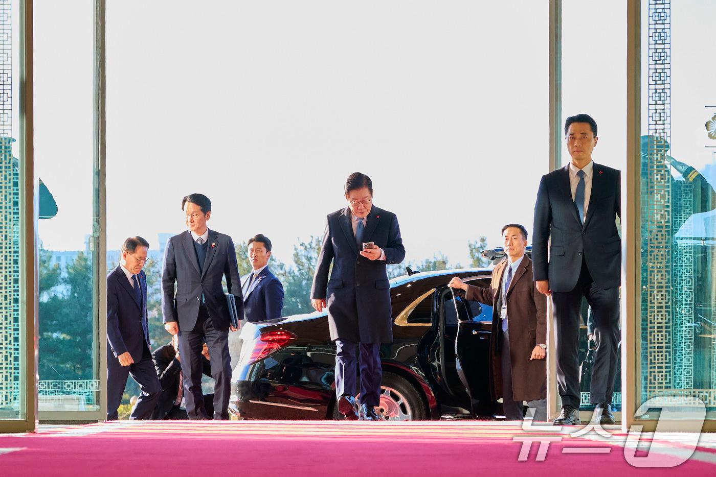 청와대 집무를 앞둔 이재명 대통령이 26일 서울 용산 대통령실 청사로 마지막 출근을 하고 있다. (대통령실 제공. 재판매 및 DB 금지) 2025.12.26/뉴스1 ⓒ News1 이재명 기자