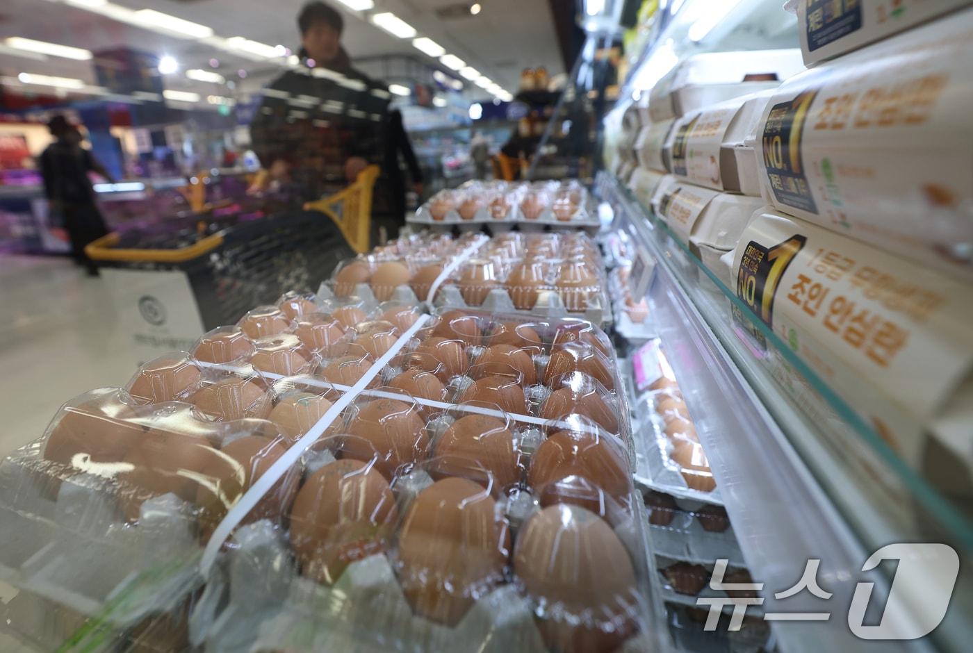 산란계 농장 고병원성 조류 인플루엔자(AI) 확산으로 계란 소비자가격이 급등하는 가운데 26일 서울 시내의 한 대형마트에 계란이 진열돼 있다. 축산물품질평가원 축산유통정보에 따르면 계란 특란 한 판(30개) 평균 소비자가격은 지난 주부터 7000원을 돌파했다. 2025.12.26/뉴스1 ⓒ News1 오대일 기자