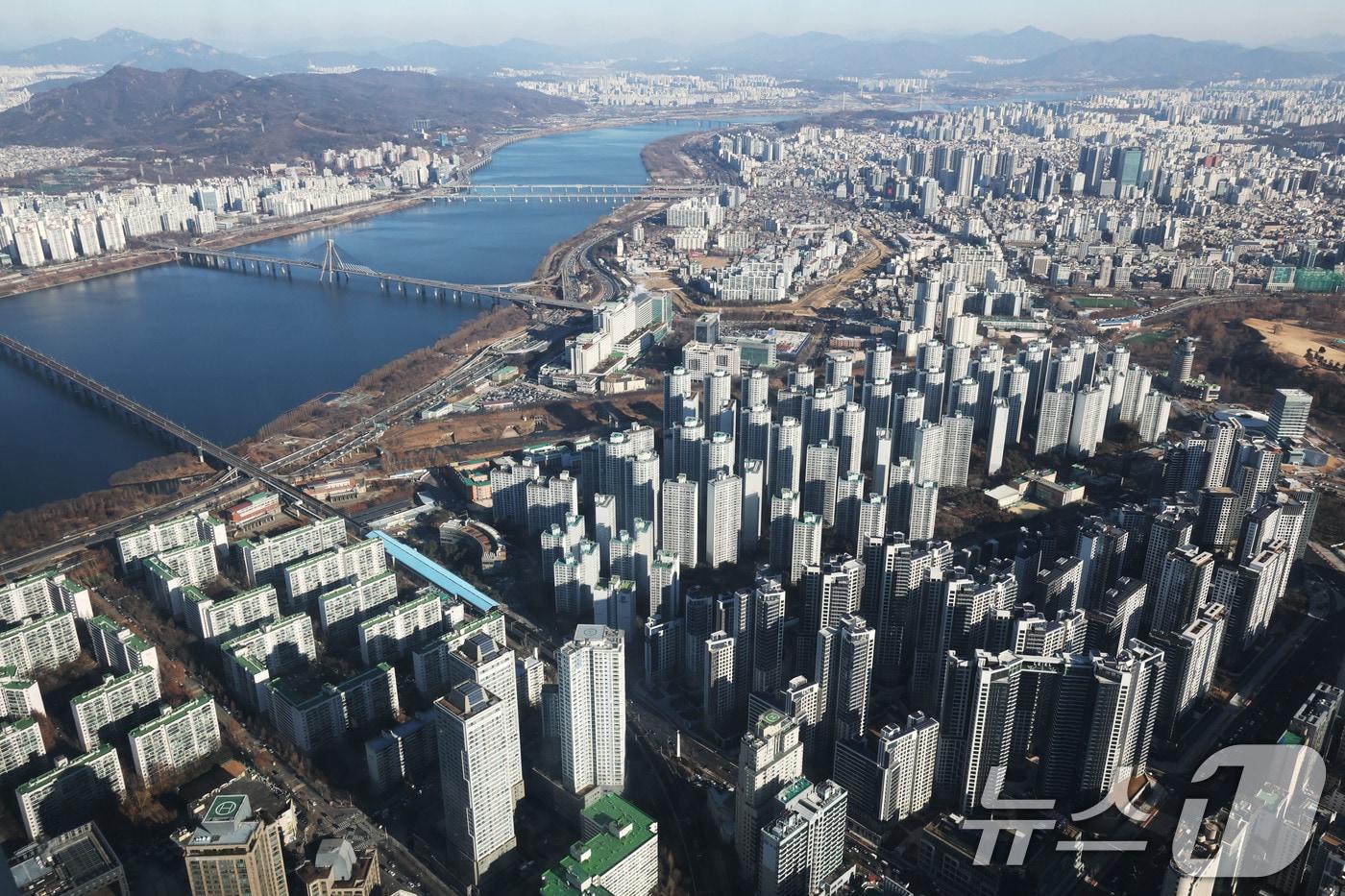 본문 이미지 - 서울 송파구 롯데월드타워 서울스카이에서 아파트 단지가 보이고 있다. /뉴스1 ⓒ News1 이광호 기자