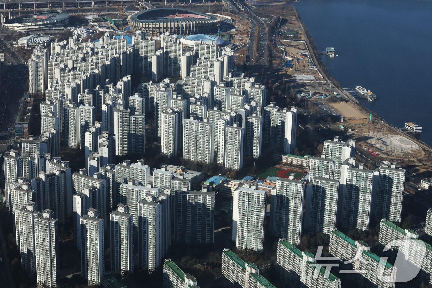 26일 서울 송파구 롯데월드타워 서울스카이에서 아파트 단지가 보이고 있다.  2025.12.26/뉴스1 ⓒ News1 이광호 기자