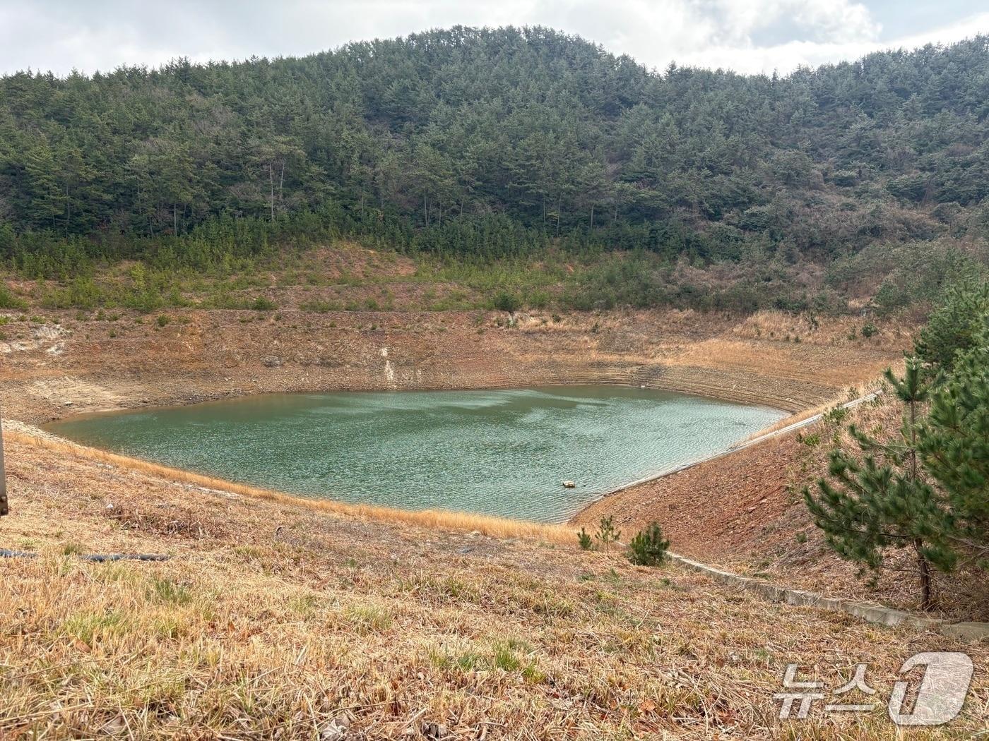 본문 이미지 - 전남 완도군 넙도의 주요 상수원인 넙도제가 고갈돼 가는 모습. 2025.12.27/뉴스1
