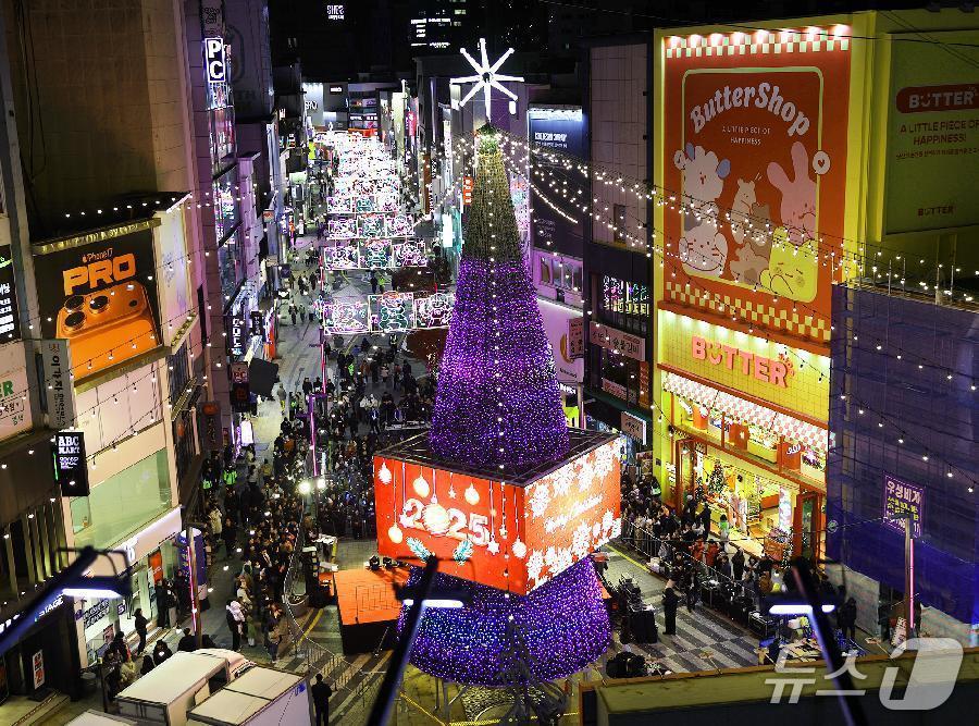본문 이미지 - 2025 광복로 겨울빛 트리축제 전경 (부산 중구청 제공. 재판매 및 DB금지)