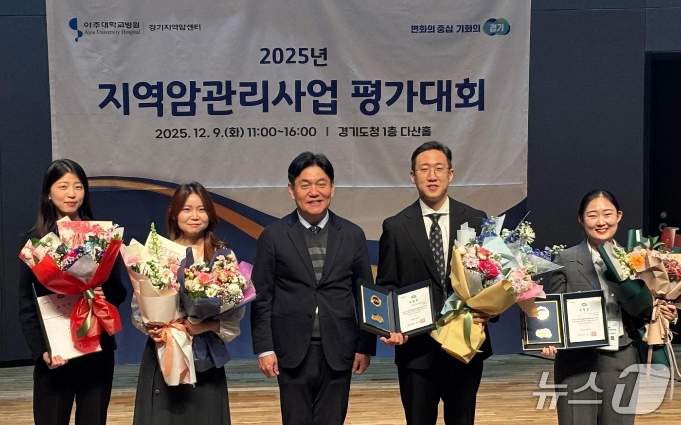 2025년 지역암관리사업 평가대회에서 우수사례로 선정돼 경기도지사 표창을 받은 김범준 한림대학교성심병원 공공의료본부장(왼쪽 네 번째)가 수상 기념 촬영을 하고 있다.(한림대학교성심병원 제공)