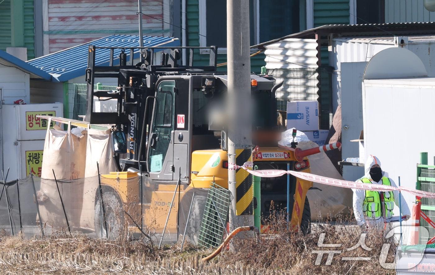 26일 경기 평택시의 한 산란계 농장에서 고병원성 조류인플루엔자(AI)가 발생해 방역당국이 통제 및 방역 작업을 하고 있다. 2025.12.26/뉴스1 ⓒ News1 김영운 기자