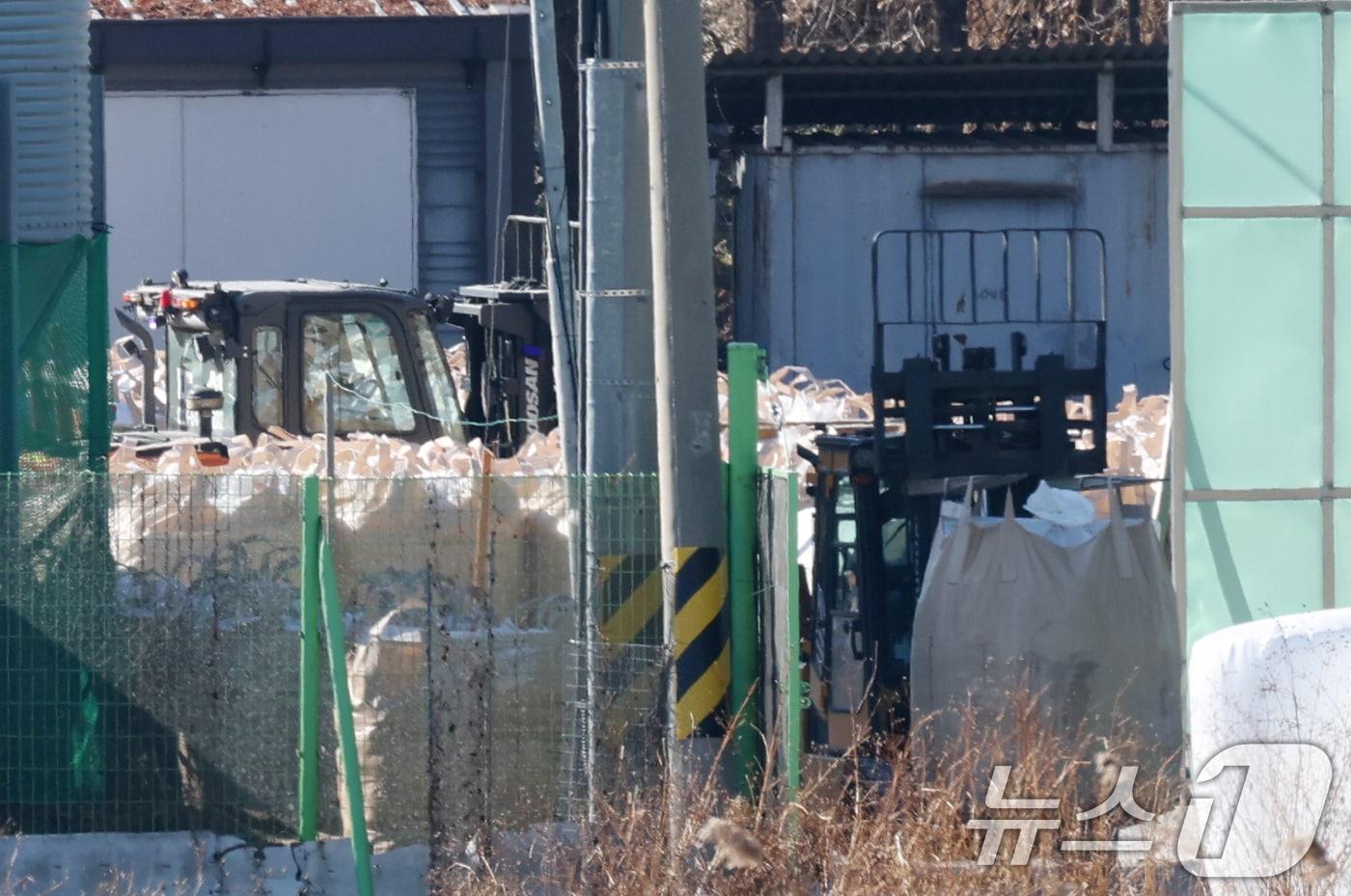 본문 이미지 - 26일 경기 평택시의 한 산란계 농장에서 고병원성 조류 인플루엔자(AI)가 발생해 방역당국이 통제 및 방역 작업을 하고 있다. (사진은 기사 내용과 무관함) /2025.12.26/뉴스1 ⓒ News1 김영운 기자