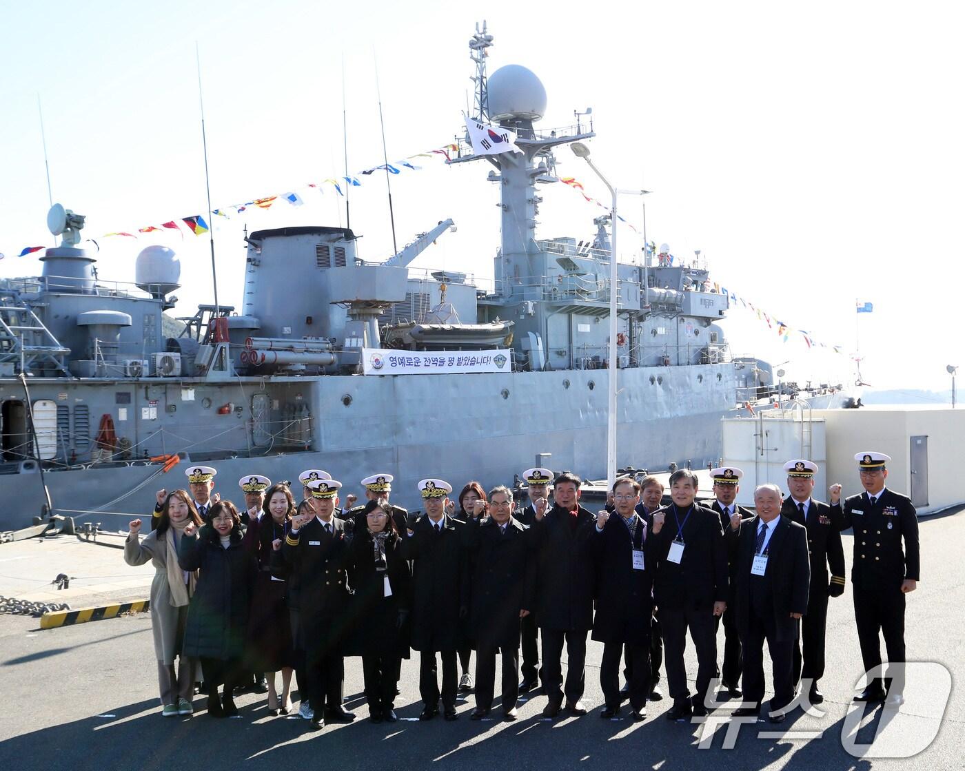 본문 이미지 - 26일 경남 창원 진해구 진해 군항에서 열린 국산 초계함 광명함(PCC·1000톤급) 전역식에서 김경률 해군작전사령관, 광명함 역대 함장 등 참석자들이 기념촬영을 하고 있다. 광명함은 포항급 22번째 초계함으로, 1989년 코리아타코마 조선소에서 건조 후 1990년 7월 취역해 제5성분전단 배치를 시작으로 제1함대사령부, 제3함대사령부 등에서 해역 방어 업무를 수행해 왔다. 76㎜ 및 40㎜ 함포, 대함미사일, 경어뢰 등의 무장을 갖추고 있으며, 1998년 12월엔 전남 여수 앞바다로 침투한 북한 반잠수정을 7시간 추적 후 함포사격으로 격침하기도 했다. 이런 노하우에 기반해 2017년엔 해군 포술 최우수 전투함인 '탑건함'으로 선발됐다. 2025.12.26/뉴스1 ⓒ News1 윤일지 기자
