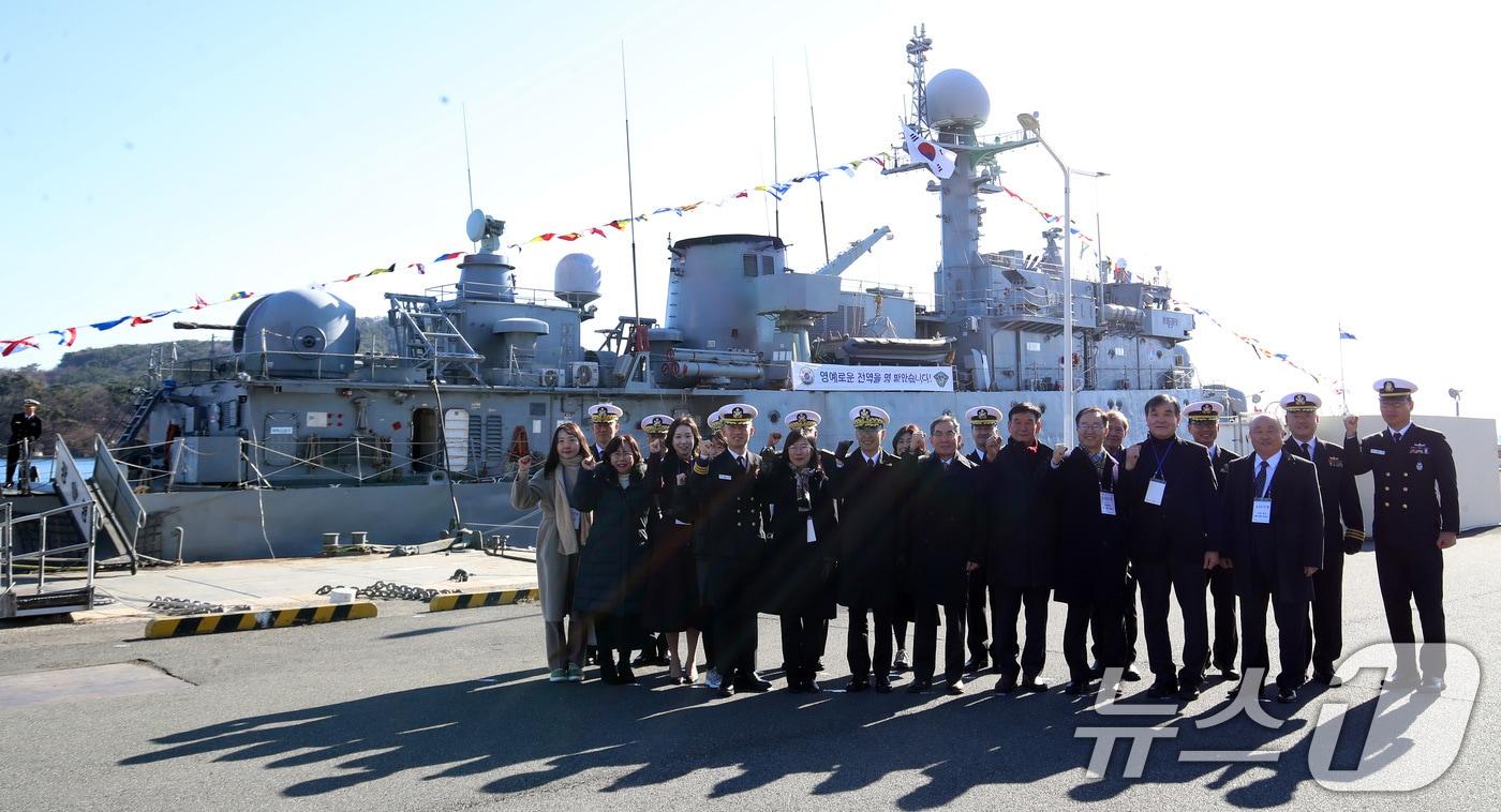 26일 경남 창원 진해구 진해 군항에서 열린 국산 초계함 광명함(PCC·1000톤급) 전역식에서 김경률 해군작전사령관, 광명함 역대 함장 등 참석자들이 기념촬영을 하고 있다. 2025.12.26/뉴스1 ⓒ News1 윤일지 기자