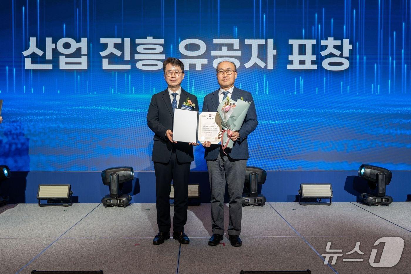 인하대 하주용 미디어커뮤니케이션학과 교수가 방송미디어통신위원장 표창을 받고 기념사진을 촬영하고 있다.(인하대 제공. 재배포 및 DB금지)2025.12.26/뉴스1