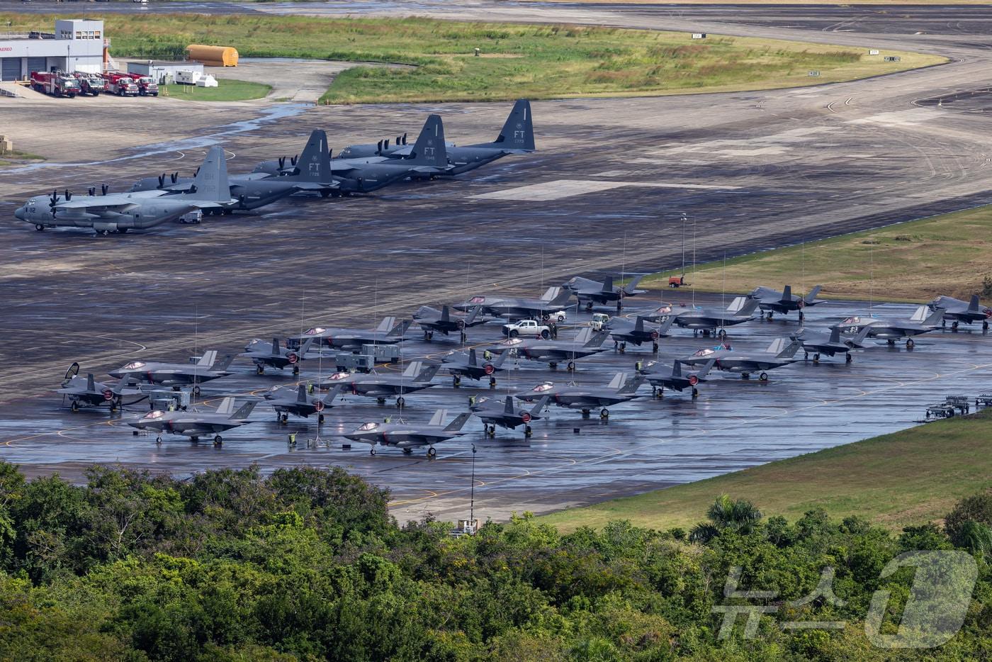 본문 이미지 - 미국 공군 F-35A, 미 해병대 F-35B, 그리고 미 공군 AC-130J 고스트라이더 건십이 25일(현지시간) 중남미 푸에르토리코 세이바의 옛 루즈벨트 로즈 해군기지 활주로에 주기돼 있다.  ⓒ 로이터=뉴스1