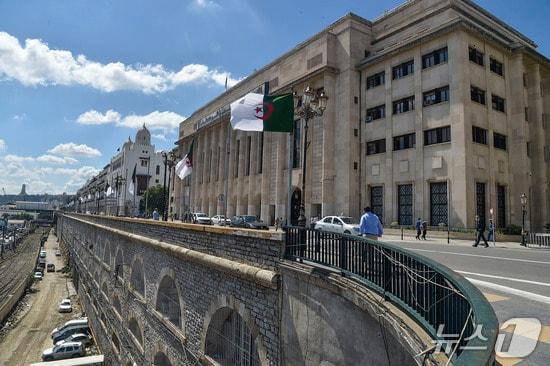 본문 이미지 - 알제리 수도 알제에 있는 의회 전경. 2020.9.10 ⓒ AFP=뉴스1 ⓒ News1 김경 기자