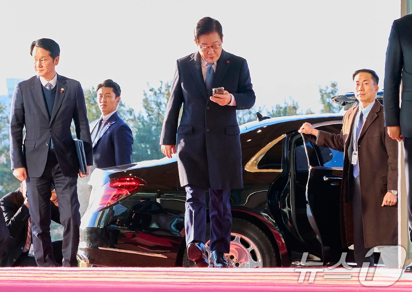 청와대 집무를 앞둔 이재명 대통령이 26일 서울 용산 대통령실 청사로 마지막 출근을 하고 있다. (대통령실 제공. 재판매 및 DB 금지) 2025.12.26/뉴스1