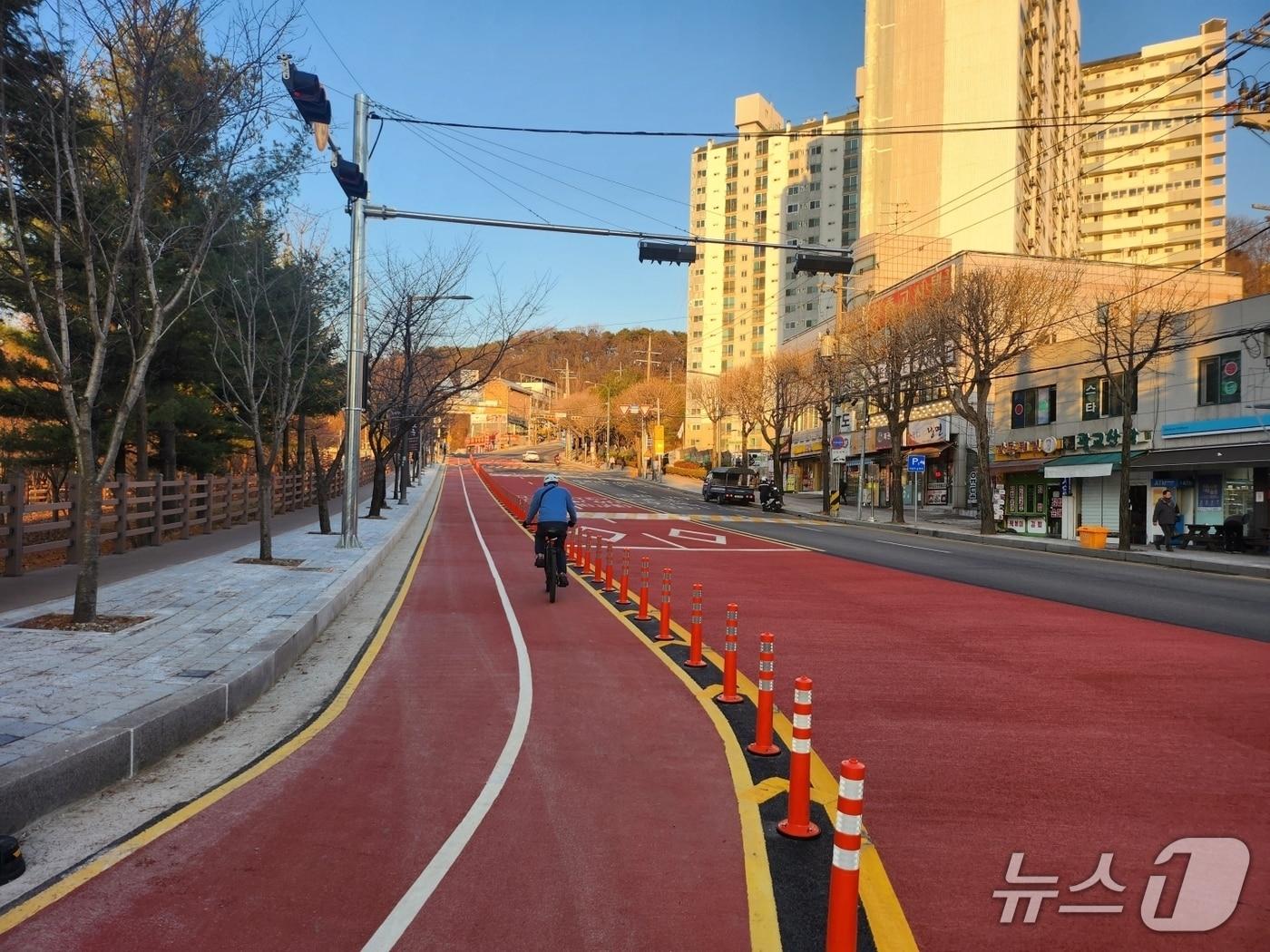 본문 이미지 - 경기 수원시 광교산로에 신설된 자전거도로. (수원시 제공. 재판매 및 DB 금지) 2025.12.26/뉴스1