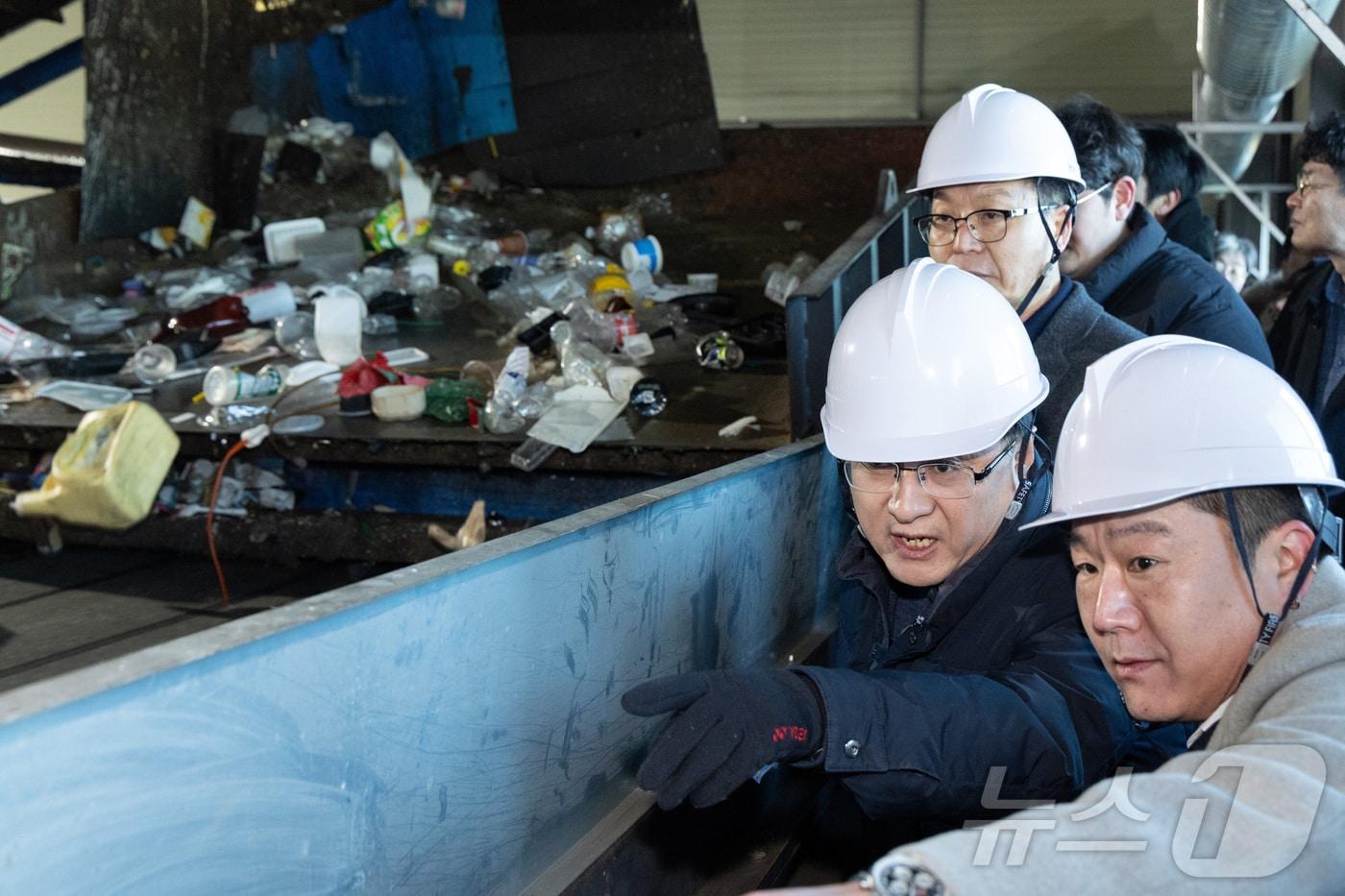 본문 이미지 - 김성환 기후에너지환경부 장관이 경기 화성시 소재 폐플라스틱 및 재활용 업체를 방문해 플라스틱 선별장을 둘러보고 있다. (기후에너지환경부 제공. 재판매 및 DB 금지)ⓒ 뉴스1