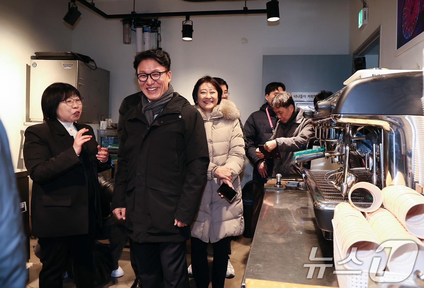 김민석 국무총리가 26일 서울 종로구 창신동 쪽방상담소를 방문해 시설을 둘러보고 있다. 2025.12.26/뉴스1 ⓒ News1 김성진 기자