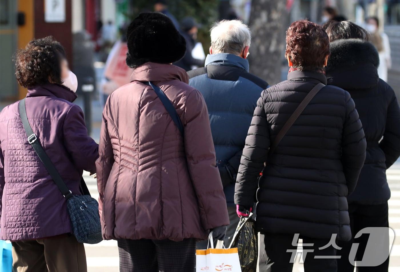 올겨울 최강 한파로 인해 대구·경북 대부분 지역에 한파특보가 내려진 26일 대구 도심에서 두꺼운 겨울옷으로 중무장한 시민들이 발걸음을 옮기고 있다. 2025.12.26/뉴스1 ⓒ News1 공정식 기자