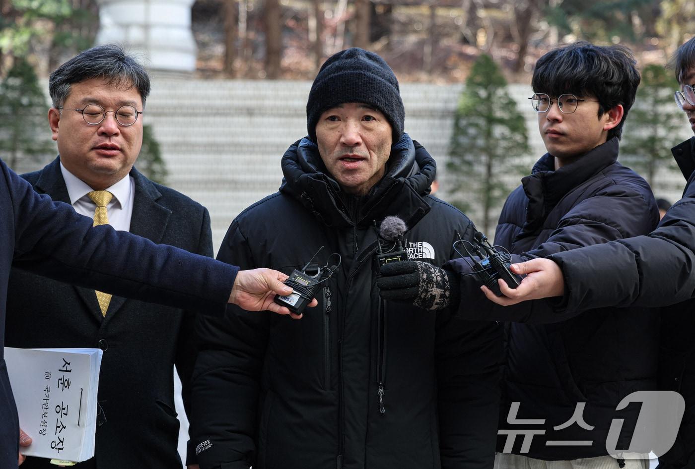 ‘서해 공무원 피격 사건’ 해양수산부 공무원 故이대준 씨의 친형 이래진 씨와 변호인이 26일 서울 서초구 중앙지방법원에서 열린 1심 선고 공판에 출석하면서 기자들의 질문에 답하고 있다. (공동취재) 2025.12.26/뉴스1 ⓒ News1 오대일 기자