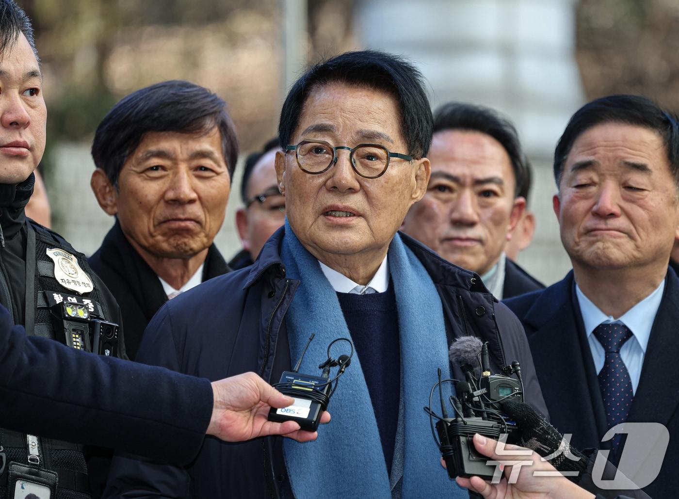 본문 이미지 - ‘서해 공무원 피격 사건’을 자진 월북으로 몰아가려 했다는 혐의로 재판에 넘겨진 박지원 전 국정원장이 26일 서울 서초구 중앙지방법원에서 열린 1심 선고 공판에 출석하며 취재진 질문에 답하고 있다. (공동취재) 2025.12.26/뉴스1 ⓒ News1 오대일 기자