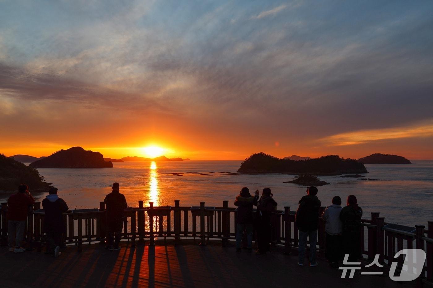 세방낙조 풍경. 세방낙조는 기상청이 선정한 한반도 최남단 제일의 낙조 전망지다.(진도군 제공, 재판매 및 DB금지)/뉴스1