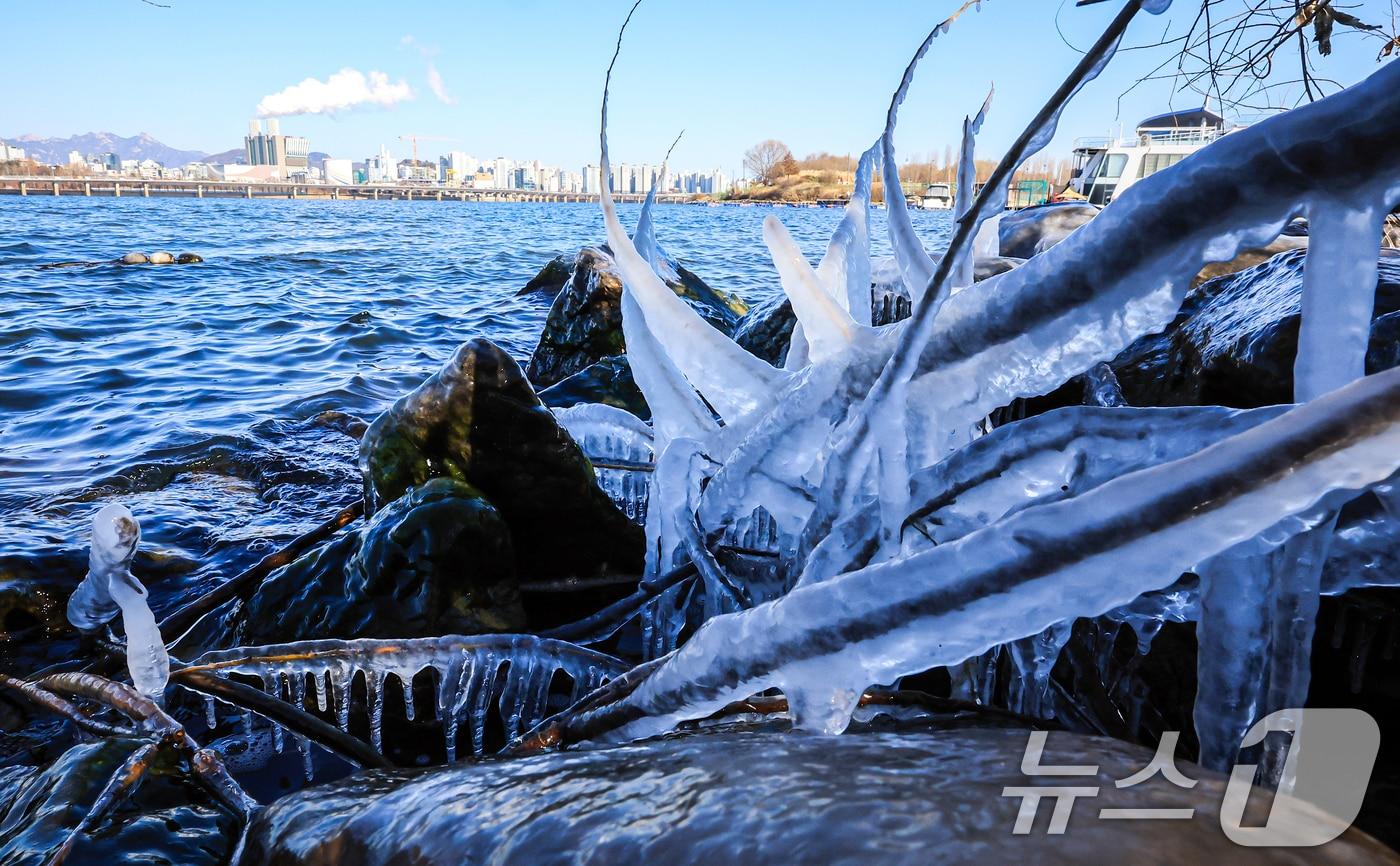 한낮에도 영하권 추위가 이어지는 26일 오후 서울 영등포구 여의도 인근 한강에 고드름이 얼어있다. 기상청은 주말인 27일 아침까지 영하 10도 안팎의 추위가 이어질 것으로 예보했다. 2025.12.26/뉴스1 ⓒ News1 김진환 기자