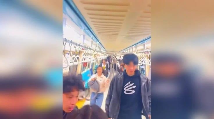 본문 이미지 -  대만 지하철서 난동 부리는 남성(피플스TV뉴스네트워크 갈무리 )