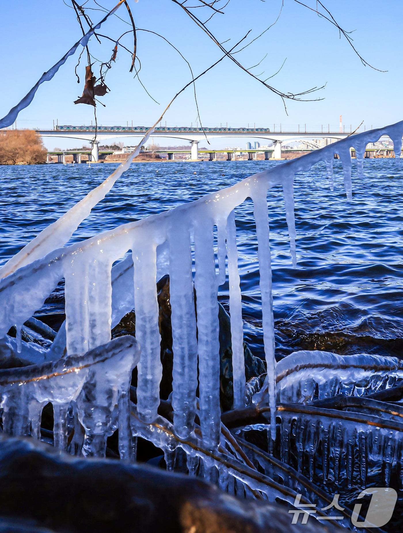 본문 이미지 - 한낮에도 영하권 추위가 이어지는 26일 오후 서울 영등포구 여의도 인근 한강에 고드름이 얼어있다. 기상청은 주말인 27일 아침까지 영하 10도 안팎의 추위가 이어질 것으로 예보했다. 2025.12.26/뉴스1 ⓒ News1 김진환 기자