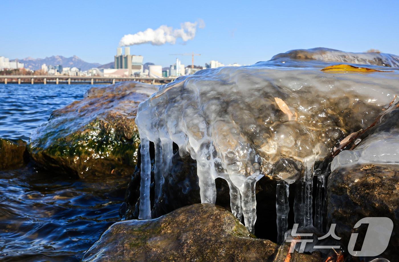 한낮에도 영하권 추위가 이어지는 26일 오후 서울 영등포구 여의도 인근 한강에 고드름이 얼어있다.  2025.12.26/뉴스1 ⓒ News1 김진환 기자