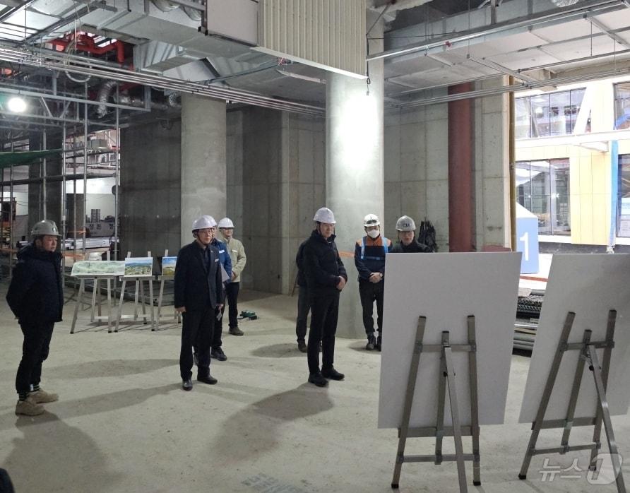 본문 이미지 - 노관규 순천시장이 지난 24일 신청사 건립현장을 찾아 특별 안전 점검을 실시하고 있다. (순천시 제공. 재판매 및 DB금지) ⓒ News1