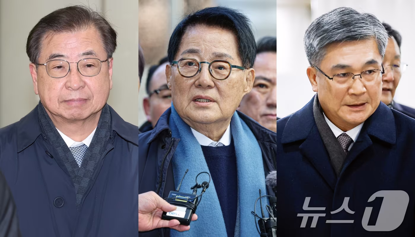 2020년 서해에서 발생한 공무원 피격 사건을 은폐하려 한 혐의로 재판에 넘겨진 서훈 전 청와대 국가안보실장(왼쪽부터), 박지원 전 국정원장, 서욱 전 국방부 장관이 26일 서울 서초구 중앙지법에서 열린 1심 선고공판에 출석하고 있다. 서울중앙지법 형사합의25부(지귀연 부장판사)는 이날 직권남용 권리행사 방해 등 혐의로 기소된 서훈 전 청와대 국가안보실장에게 무죄를 선고했다. 함께 기소된 박지원 전 국가정보원장, 서욱 전 국방부 장관, 김홍희 전 해양경찰청장, 노은채 전 국정원장 비서실장도 무죄를 선고받았다. (공동취재) 2025.12.26/뉴스1 ⓒ News1 오대일 기자