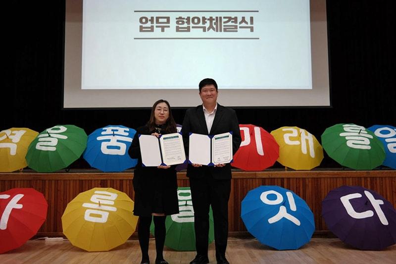 본문 이미지 - 좌측부터 고양시다문화가족지원센터 정은주 센터장, 하루채 윤은갑 대표 / 사진=하루채 제공