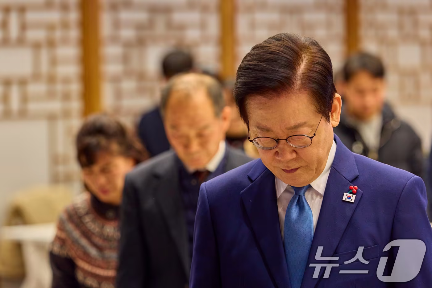 이재명 대통령이 26일 서울 용산 대통령실 청사에서 열린 위험직무 순직 유가족 초청 오찬에서 묵념을 하고 있다. (대통령실 제공. 재판매 및 DB 금지) 2025.12.26/뉴스1 ⓒ News1 이재명 기자