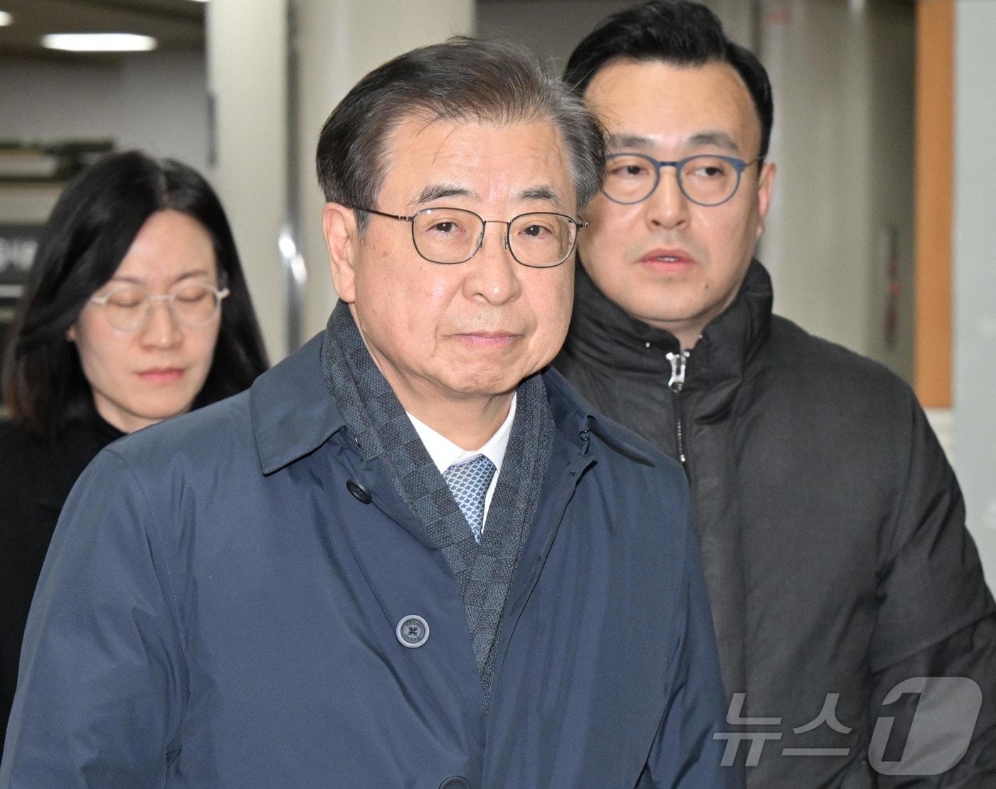 본문 이미지 - ‘서해 공무원 피격 사건’을 자진 월북으로 몰아가려 했다는 혐의로 재판에 넘겨진 서훈 전 청와대 안보실장이 지난달 26일 서울 서초동 중앙지방법원에서 열린 선고공판에서 무죄를 선고받은 후 법정을 떠나고 있다. (공동취재)/뉴스1 ⓒ News1 오대일 기자